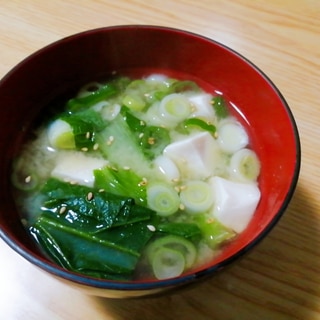 豆腐とねぎと小松菜とごまの味噌汁